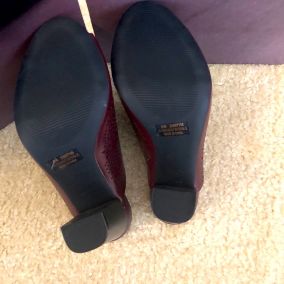Burgundy heels. - Picture 5 of 5